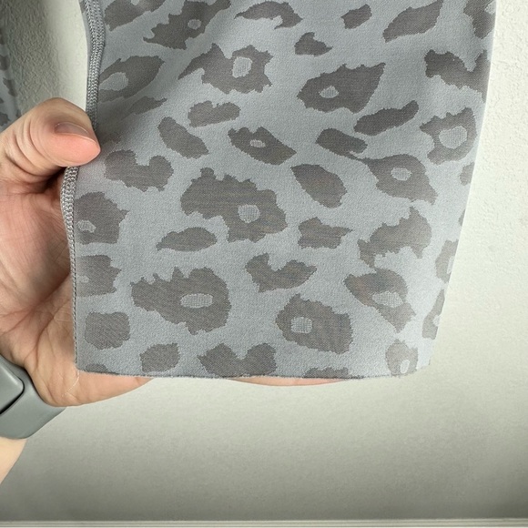 Beyond Yoga Gray Leopard Athletic Athleisure Leggings Size Large - Picture 4 of 5